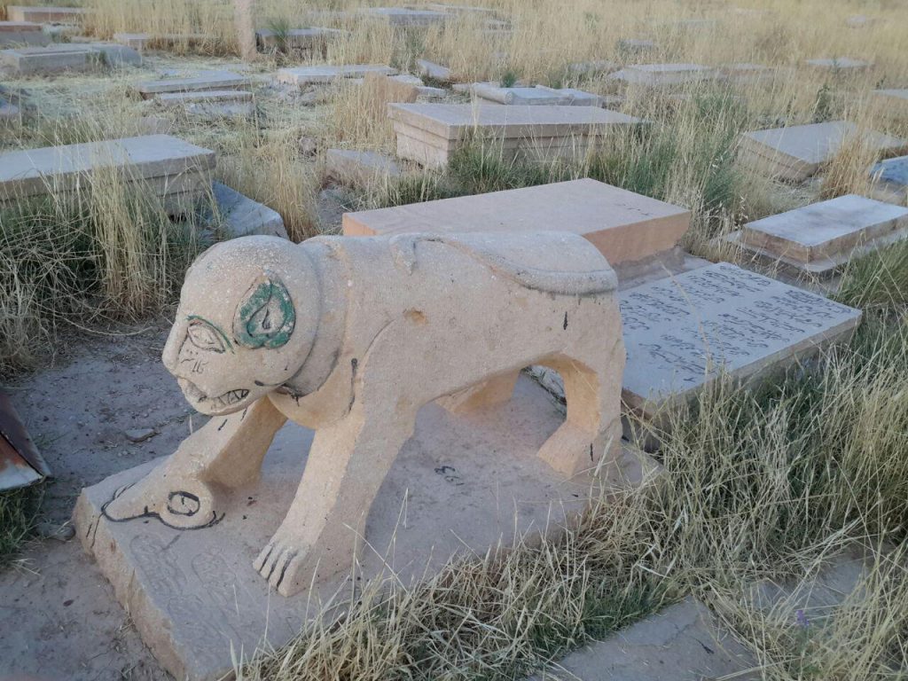شیر سنگی،قبرستان دارالسلام،شیراز