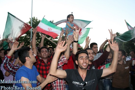 شادی شیرازیها پس از صعود تیم ملی به جام جهانی فوتبال