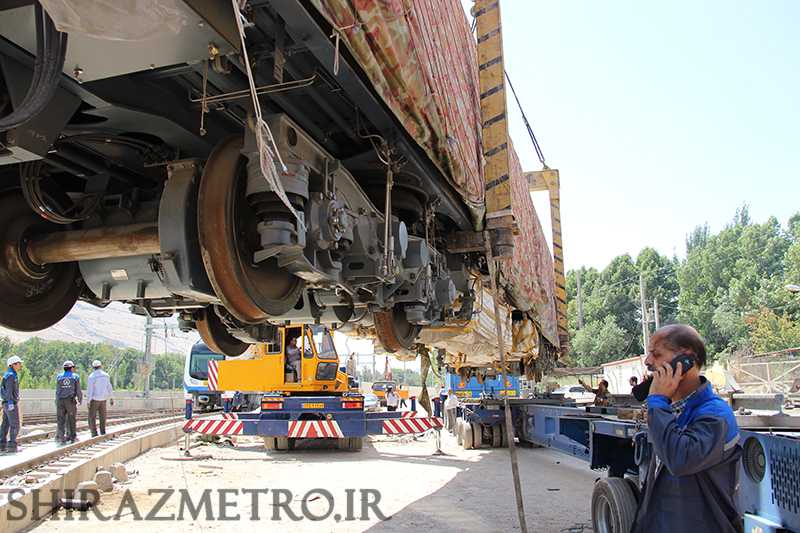 سومین رام از واگنهای مترو شیراز روی ریل رفت / یک گام دیگر تا افتتاح