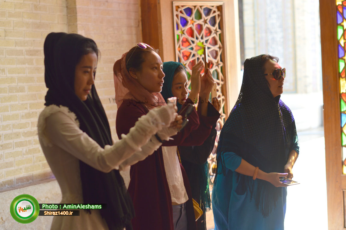 گزارش تصویری : وقتی چشم بادامی ها در مسجد نصیرالملک سوژه عکاسی می شوند!