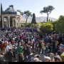 حضور دوستداران حافظ شیرازی بر مزار وی در هنگام تحویل سال جدید