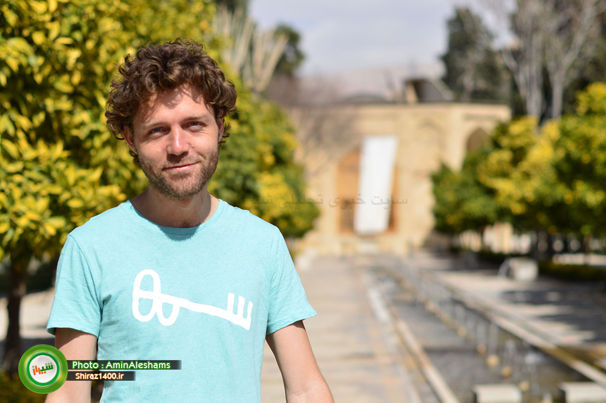 جهانگرد هلندی در شیراز از ایده های صلح طلبانه خود گفت