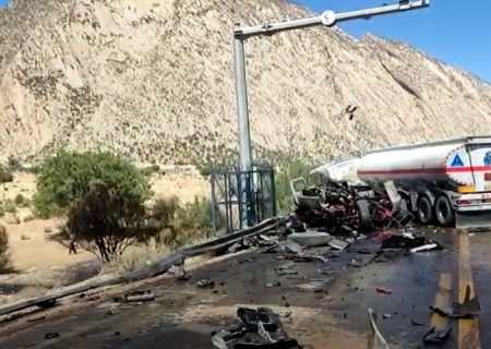 🎥 تصادف سه تانکر حمل سوخت در جاده جهرم – لار منجر به آتش‌سوزی شد