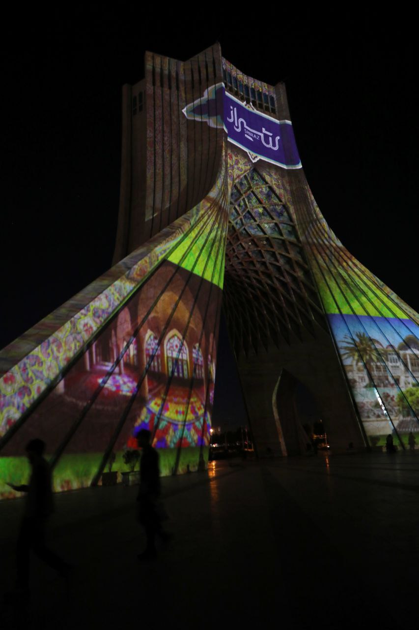 نام شیراز بر قامت برج آزادی تهران نقش بست