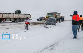 امدادرسانی به ۶۰ خودرو گرفتار در محورهای برفی فارس