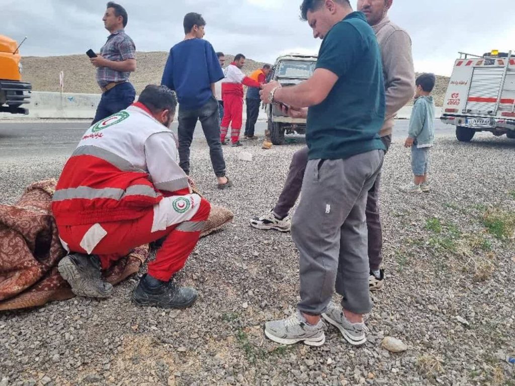 ۸ مصدوم در برخورد دو خودرو سواری در آزادراه شیراز اصفهان