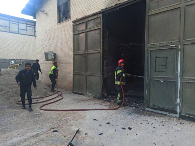 مهار آتشسوزی گسترده در کارخانه بستهبندی عسل در شهرک صنعتی شیراز