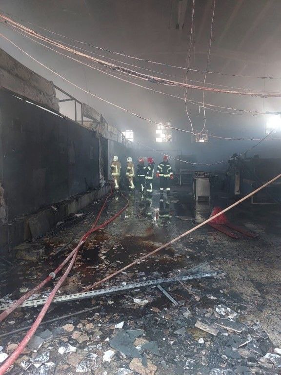 مهار آتشسوزی گسترده در کارخانه بستهبندی عسل در شهرک صنعتی شیراز