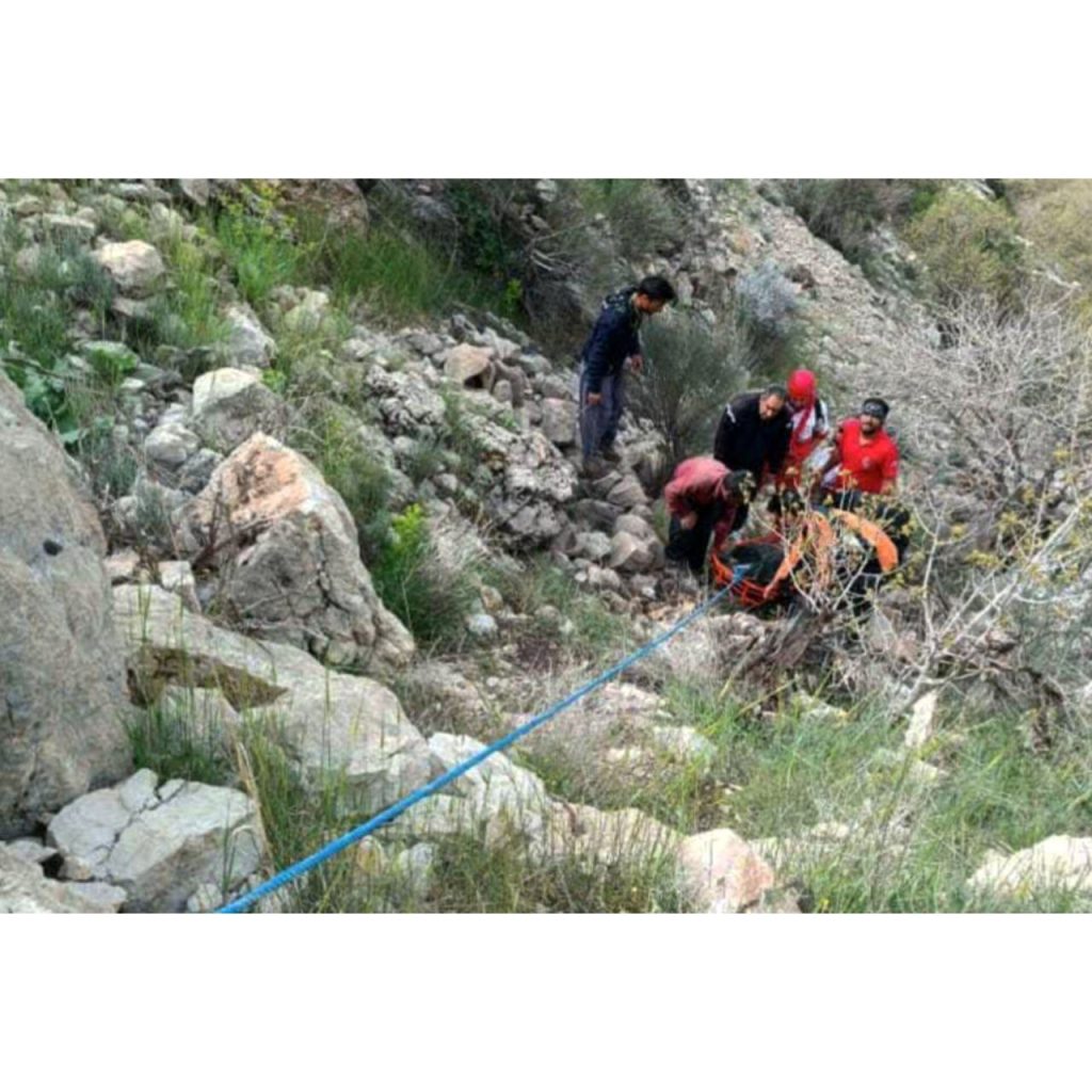 سقوط نیسان از ارتفاعات کوه‌های دوان کازرون با ۲ مصدوم و یک جانباخته