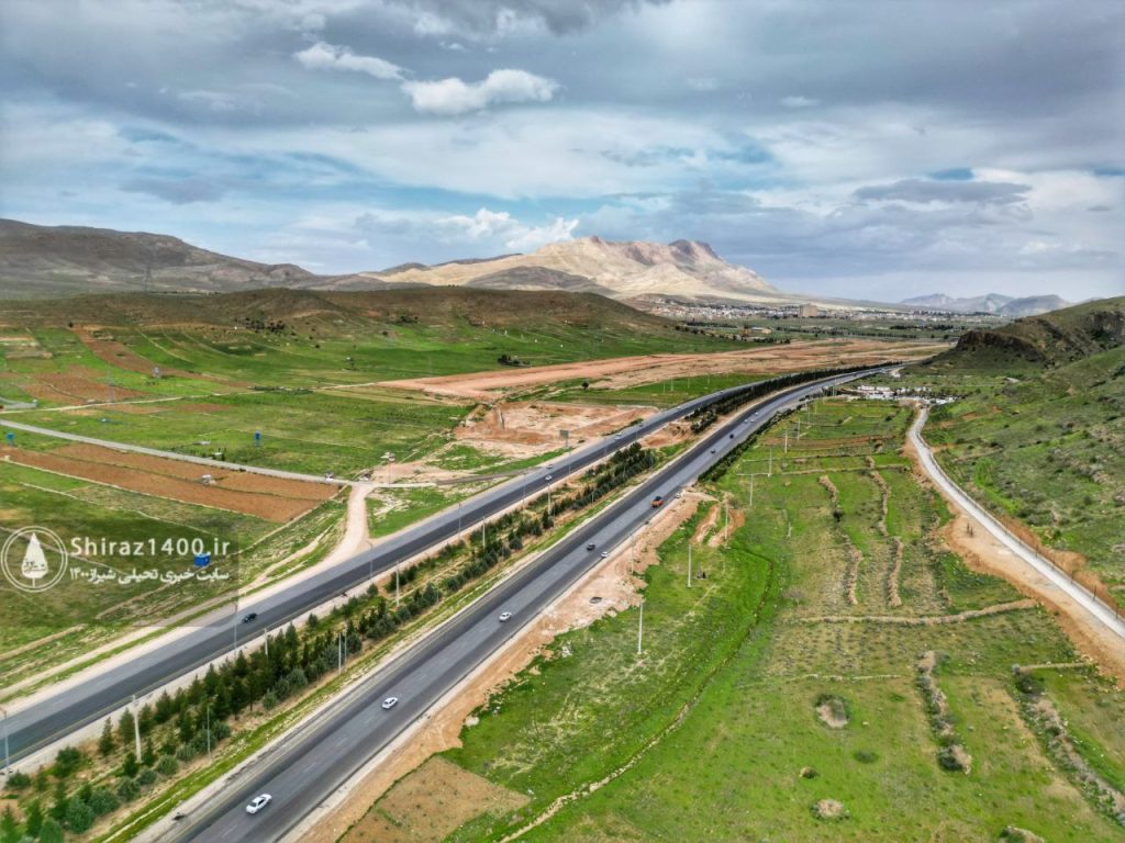 مدیر مرکز راه‌های فارس با بیان اینکه ایام نوروز تردد خودرو در محورهای استان نسبت به سال گذشته ۱۴ درصد افزایش داشته است،گفت:در بازه نوروز بیش از ۳ میلیون خودرو در فارس تردد داشته اند.