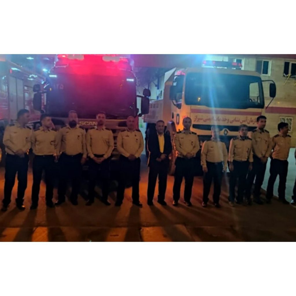 photo_2025-04-27_19-44-14 اعزام آتشنشانان عملیاتی شیراز برای کمک در اطفای حریق حادثه بندرعباس