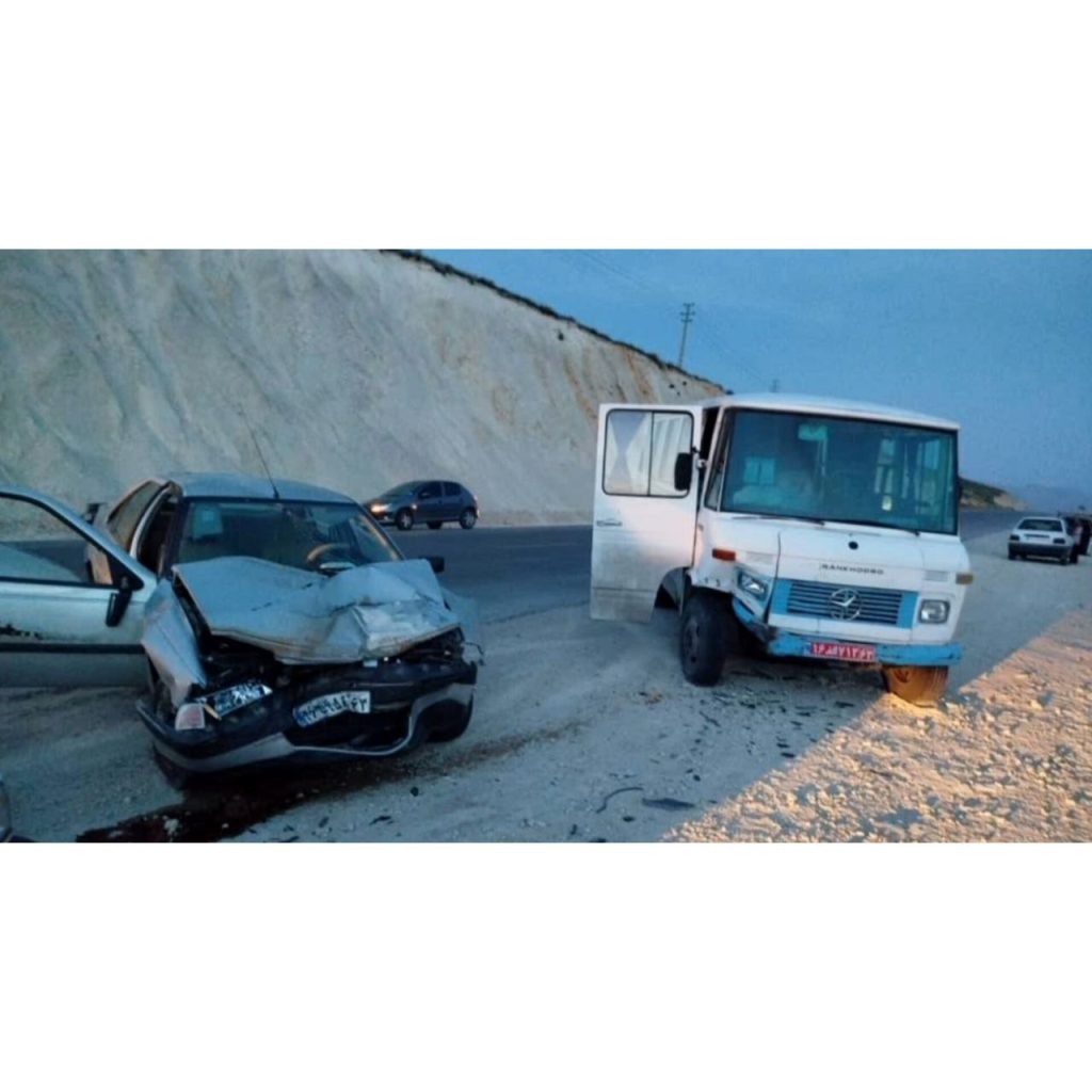 ۱۵ مصدوم در برخورد مینی‌بوس با سواری