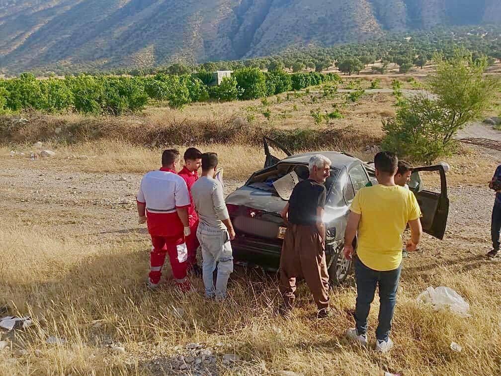 واژگونی خودروی سواری با سه مصدوم