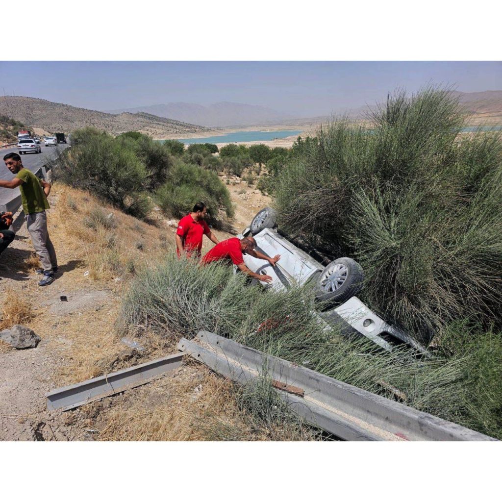 واژگونی خودروی تندر ۹۰ با ۲ مصدوم در جاده فیروزآباد - شیراز