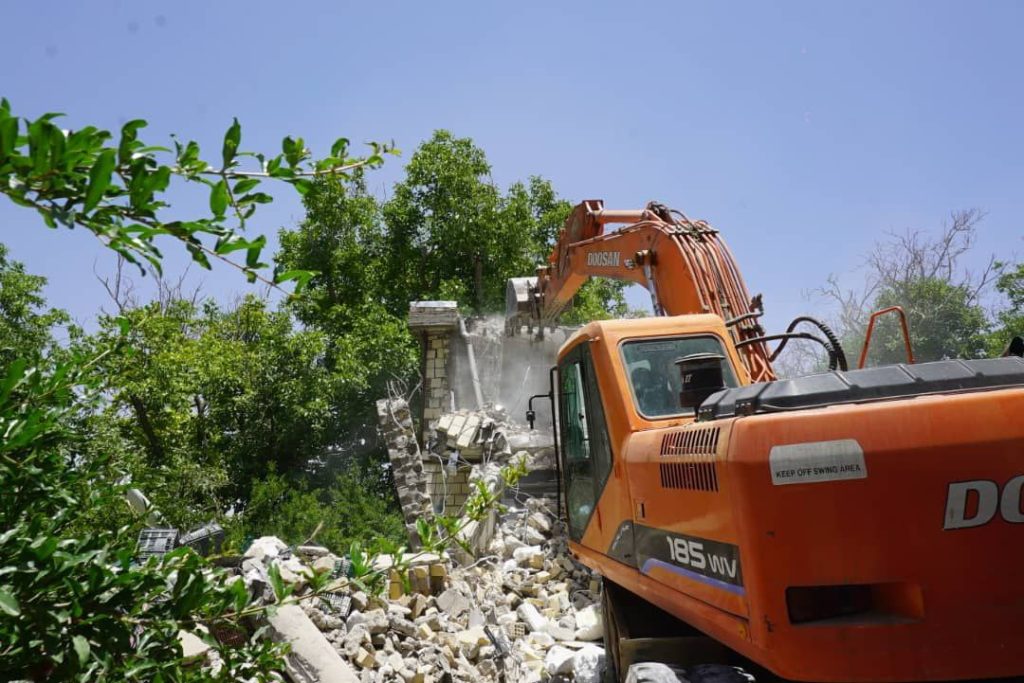 تخریب ساخت و سازهای غیر مجاز در باغ های قصردشت