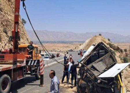 مشخص شدن علت واژگونی اتوبوس در محور فیروزآباد- کوار