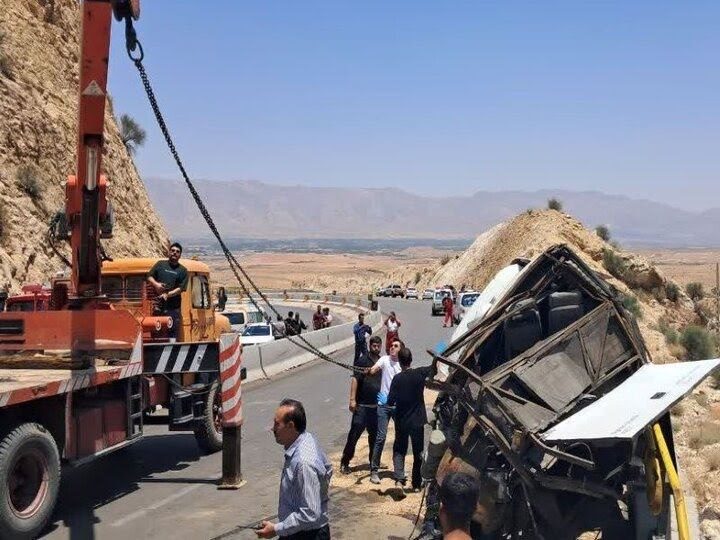 مشخص شدن علت واژگونی اتوبوس در محور فیروزآباد- کوار