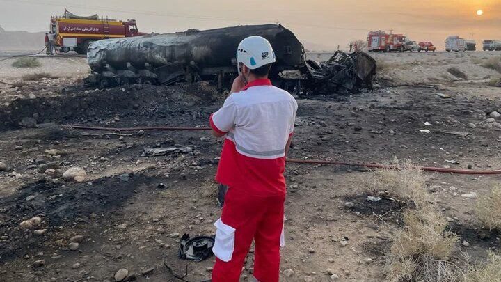 فوت ۲ نفر بر اثر آتش‌سوزی نفتکش در جاده لار- بندرعباس