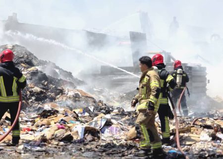 📸: مهار آتش‌سوزی گسترده انبار کارتن در شیراز