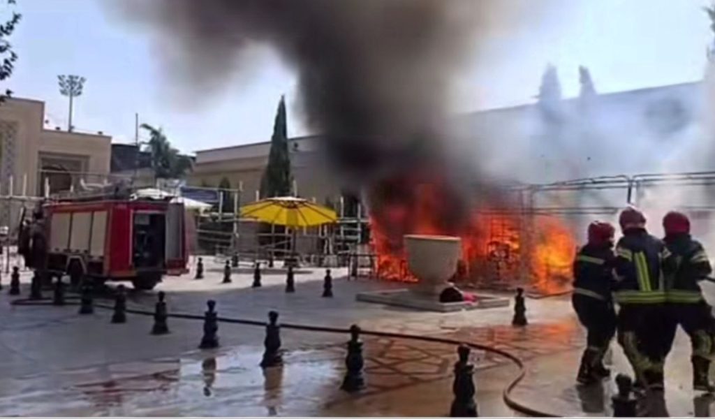 photo_2025-10-12_21-22-49 آتشسوزی در غرفه های نزدیک حرم شاهچراغ(ع) یک مصدوم برجای گذاشت