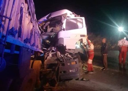 برخورد تریلر با کامیون در جاده آباده به صفاشهر با ۲ مصدوم