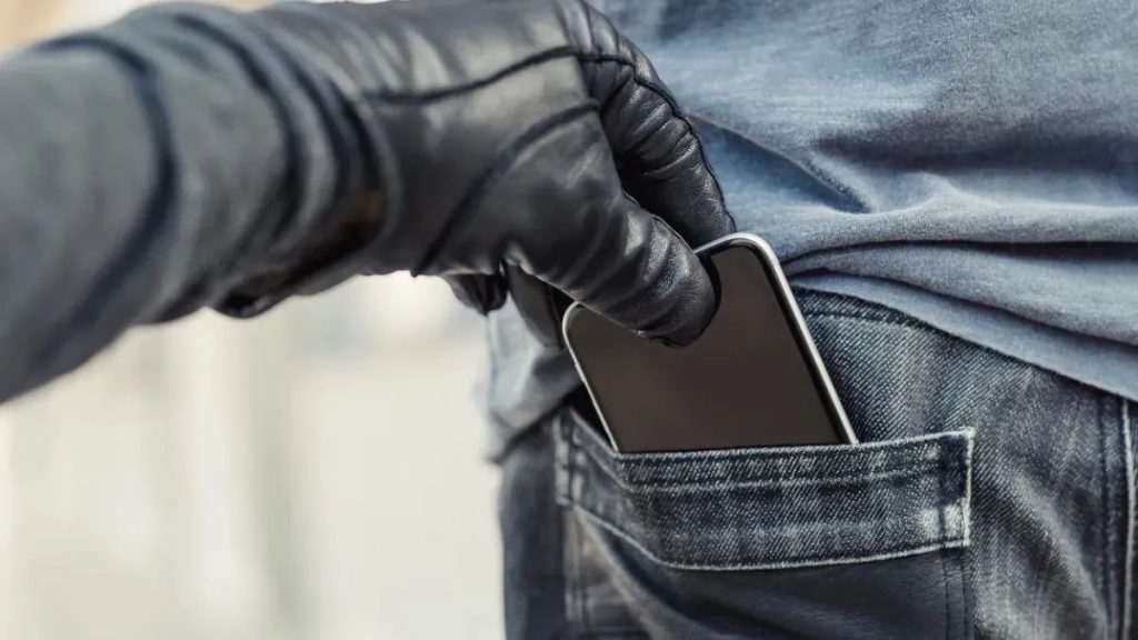 دستگیری سارق موبایل با ۷۰ فقره سرقت در شیراز