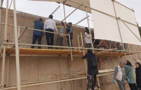 کتیبه سه‌زبانه داریوش اول در تخت جمشید در معرض بازدید گردشگران قرار می‌گیرد