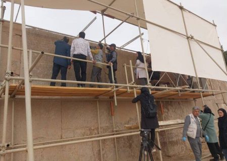 کتیبه سه‌زبانه داریوش اول در تخت جمشید در معرض بازدید گردشگران قرار می‌گیرد