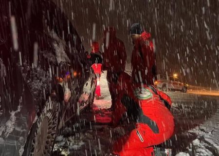 امدادرسانی هلال احمر به مسافران گرفتار در برف