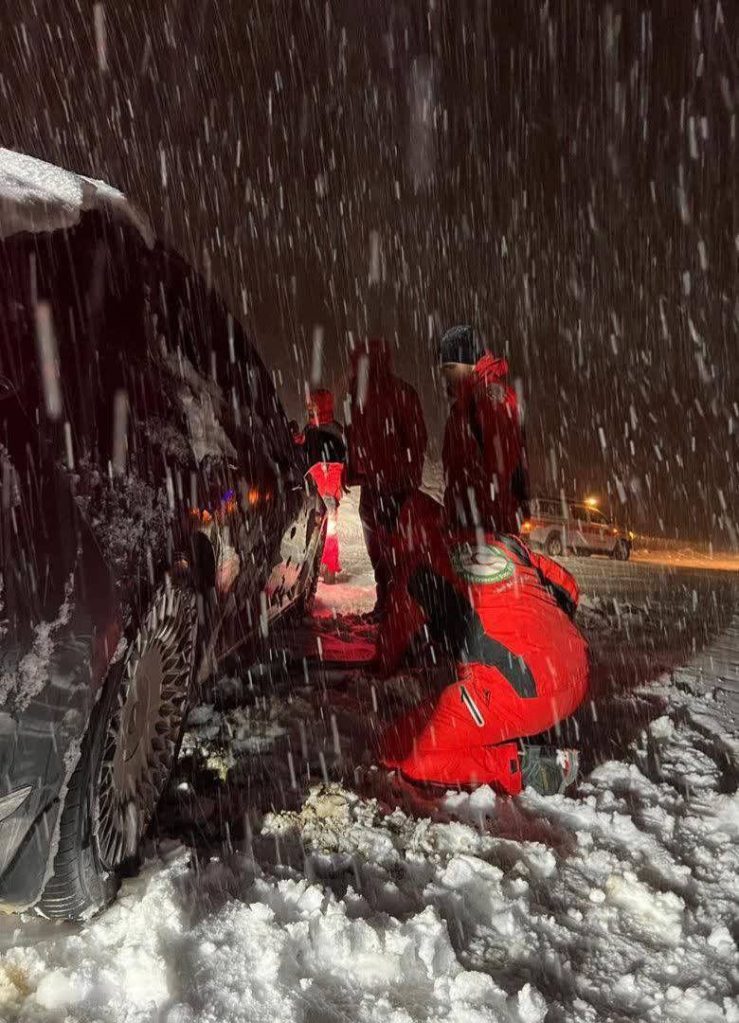 photo_2025-12-17_20-28-07 امدادرسانی هلال احمر به مسافران گرفتار در برف