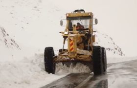🎥: تلاش راهداری فارس برای بازگشایی جاده های برفگیر