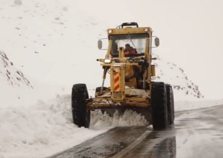 🎥: تلاش راهداری فارس برای بازگشایی جاده های برفگیر