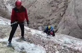 🎥: نجات کوهنورد گرفتار در دیواره ۲۰۰ متری کوه سرخ شیراز