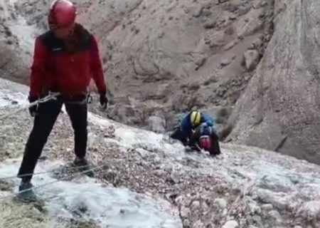 🎥: نجات کوهنورد گرفتار در دیواره ۲۰۰ متری کوه سرخ شیراز